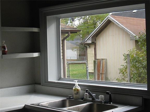 5th image of 1115 Evans Ave