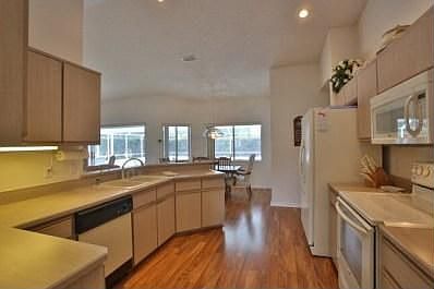 5th image of 10 Westbury Ln