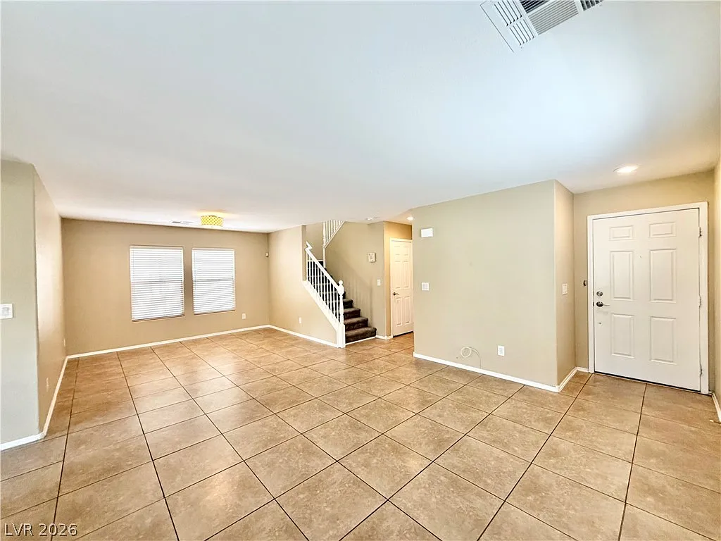 3 bed, 2.5 bath, 1723 sqft, $2,095 — Photo 2