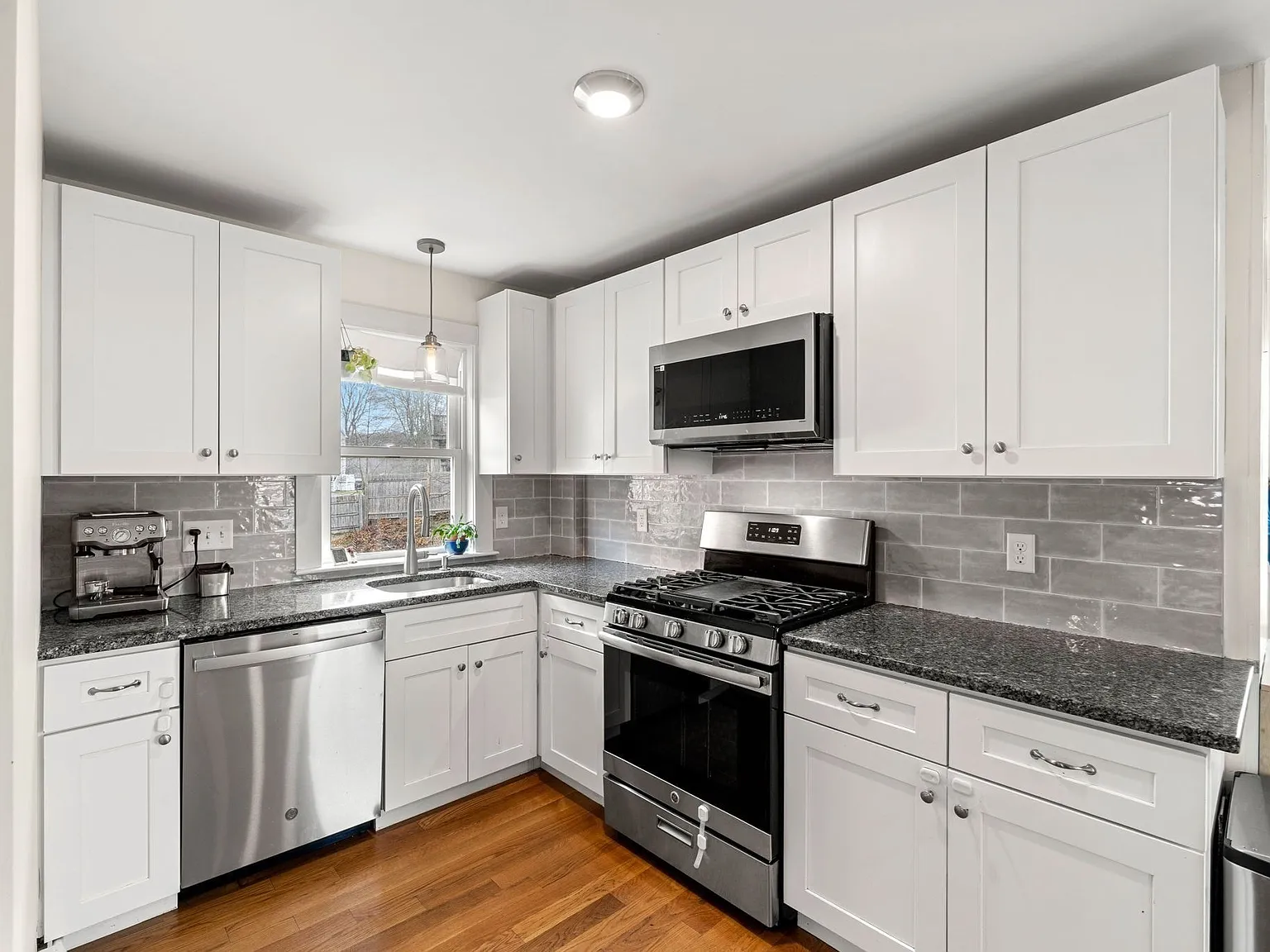 3 bed, 1400 sqft, $3,000 — Photo 2