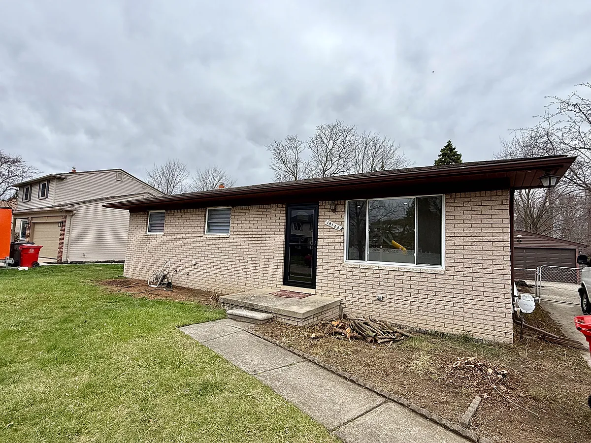 Building Photo - 18144 N Oak Dr