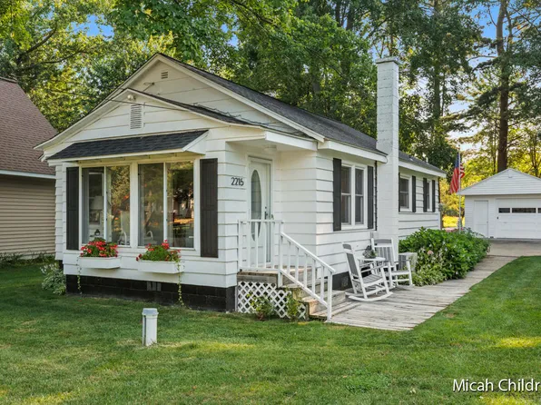 2215 Sunset Dr, Fennville, MI 49408