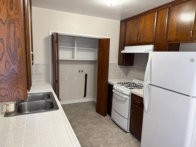 1272 W 22nd St #2 — Photo 4