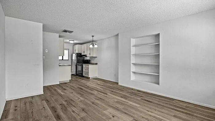 2 bed, 1.0 bath, 735 sqft, $1,000 — Photo 4