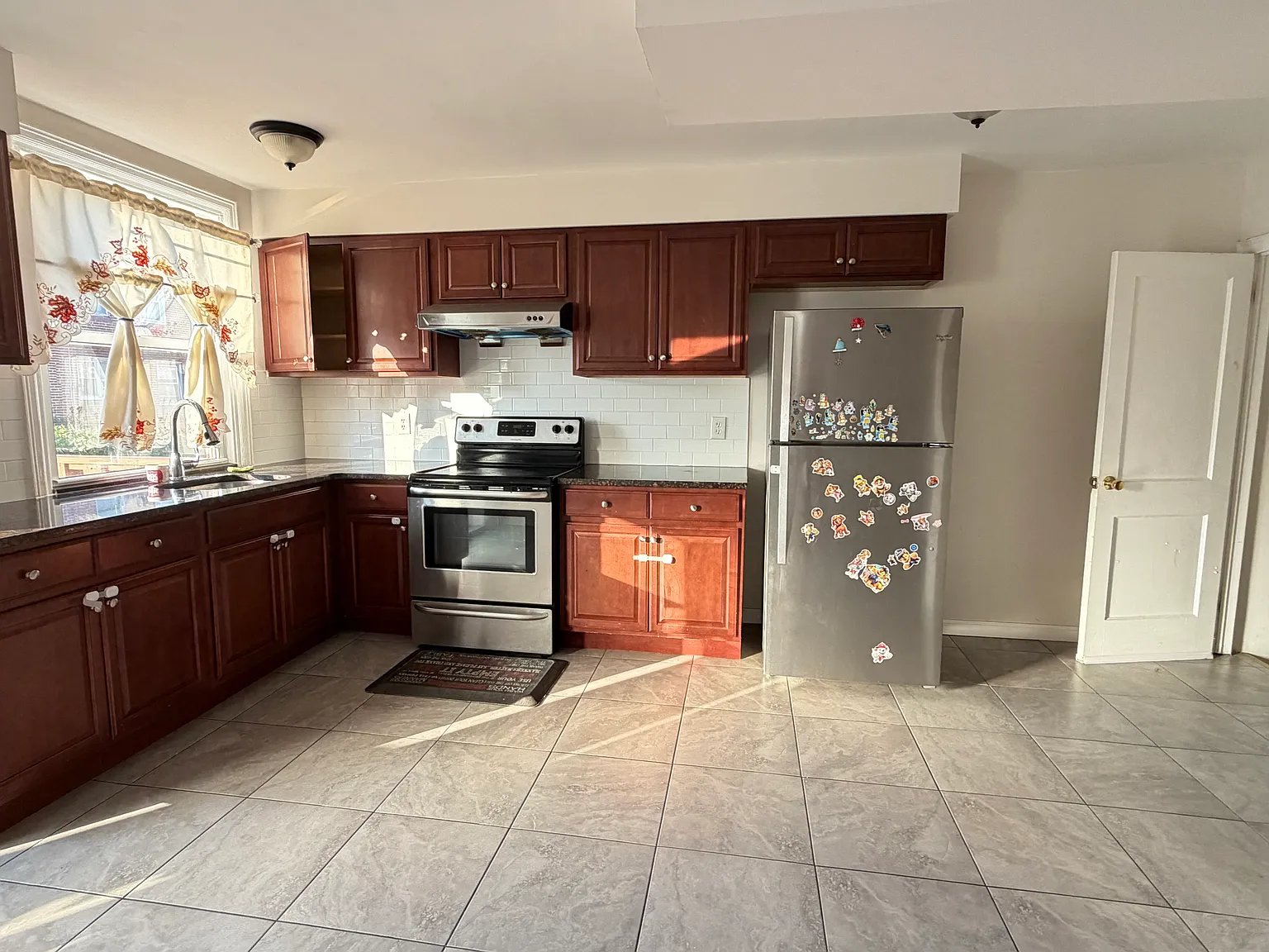 3 bed, 1.5 bath, 1176 sqft, $1,800 — Photo 4