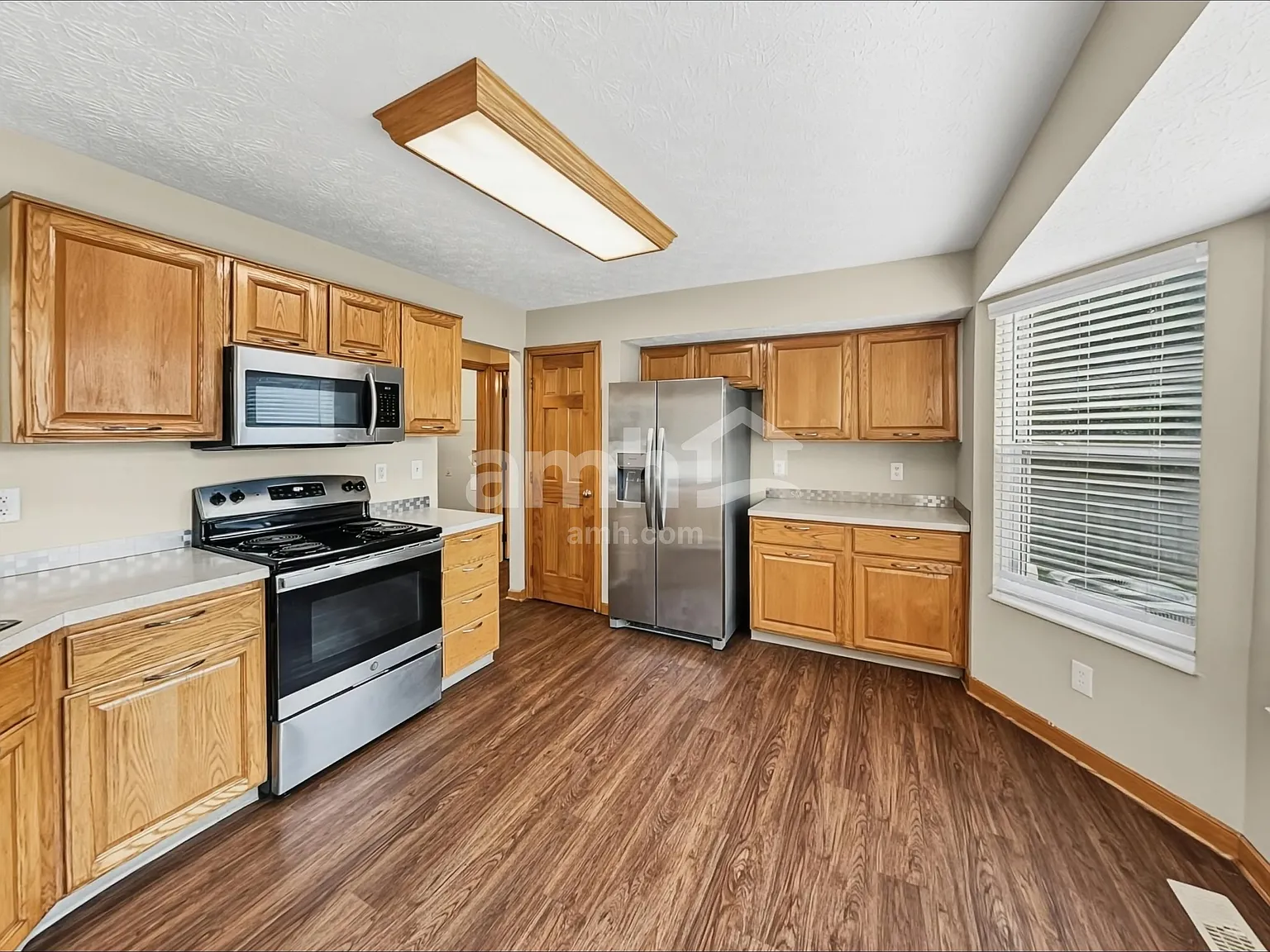 3 bed, 2.5 bath, 1676 sqft, $2,410 — Photo 3
