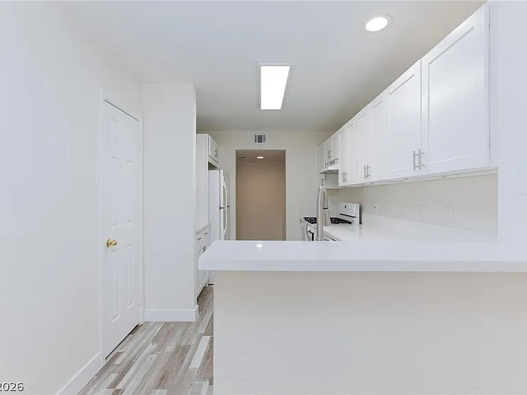 8048 W Rochelle Ave — Photo 12