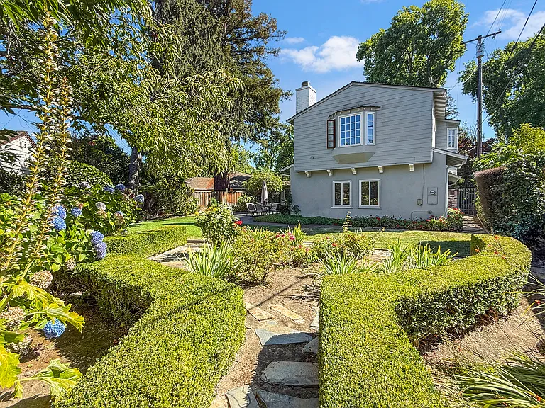 Reart Yard & Rose Garden