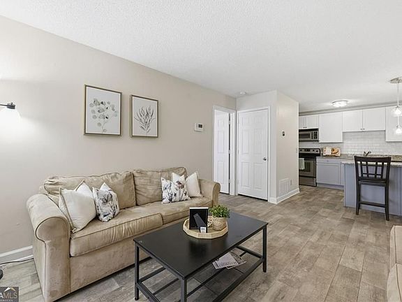 2nd image of 2657 Lenox Rd #113
