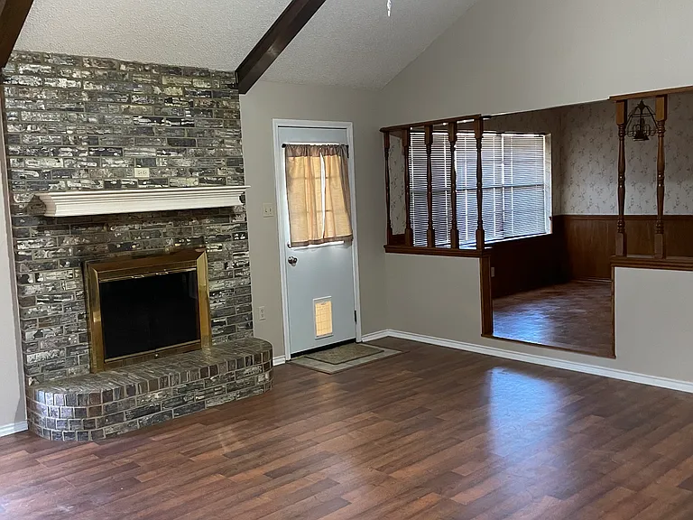 207 Leslie Dr — Photo 4