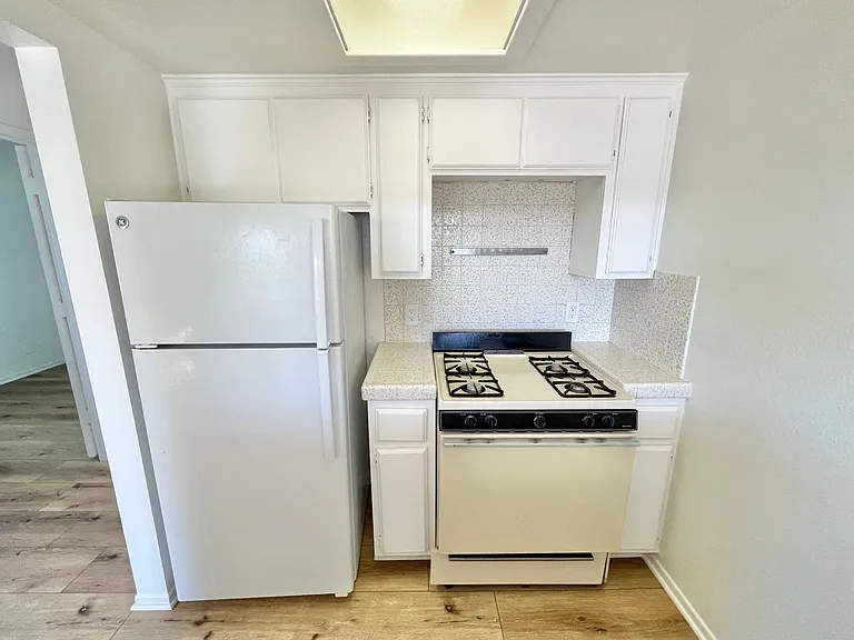 Top-Floor 2BD/1BA with Private Deck — Photo 4