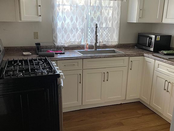 Newly remodel kitcken and cabinets.