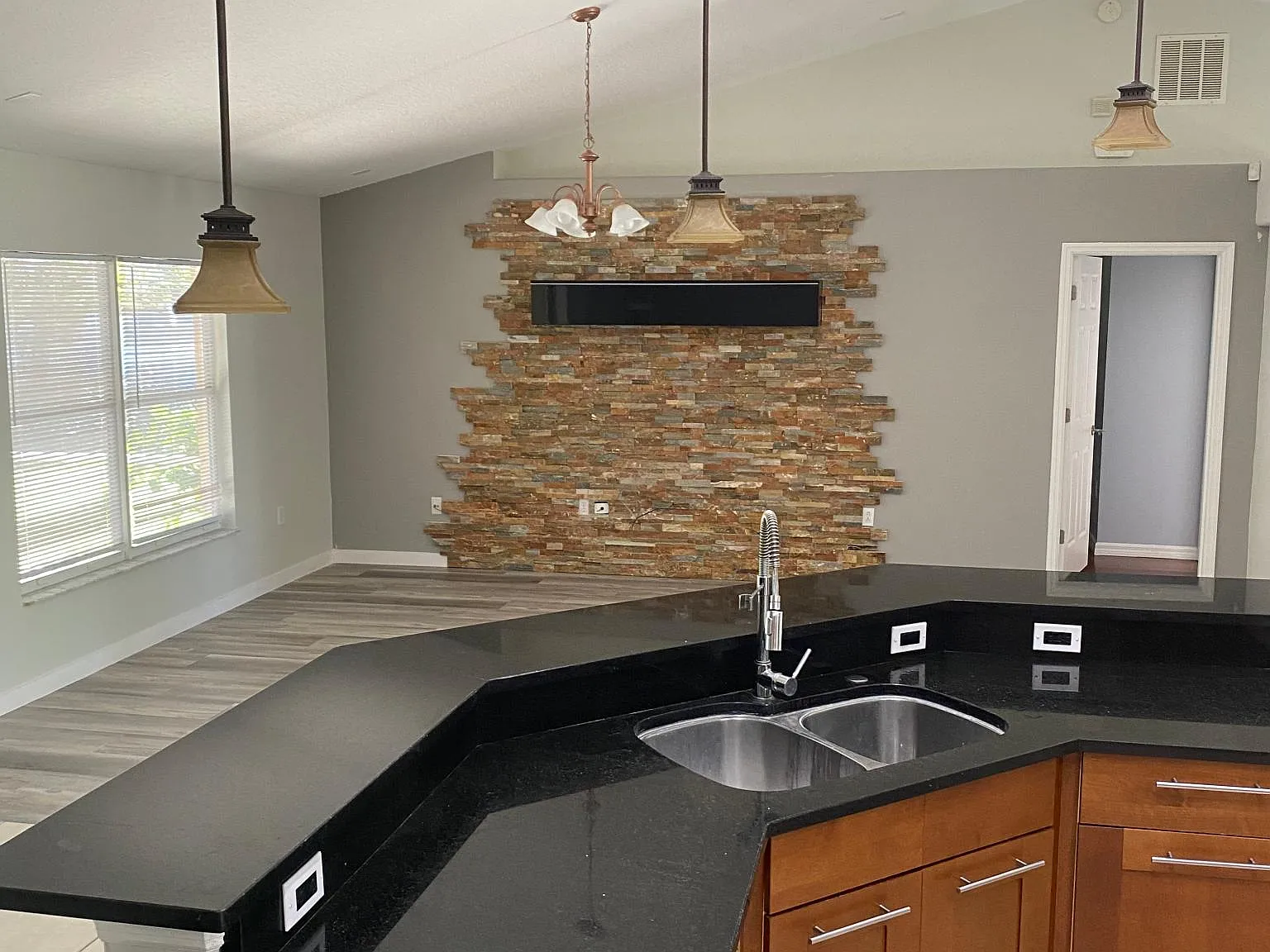 17 Rockne Ln — Photo 4