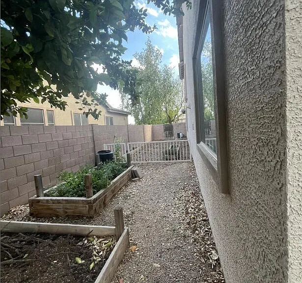 576 E Julian Dr — Photo 37