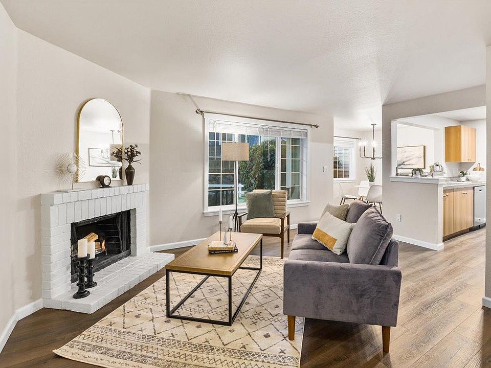 Welcome home! Ground floor garden home in the gated community of Bluegrass.