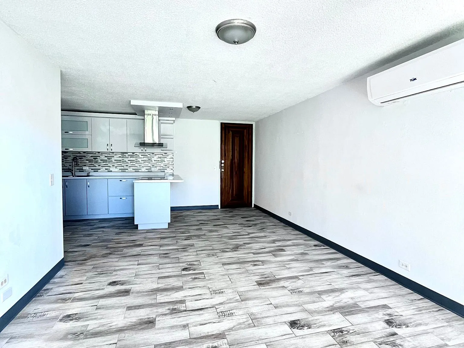 1 bed, 900 sqft, $1,400 — Photo 4