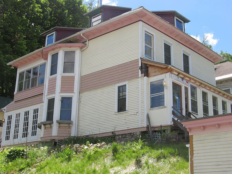 a side view. You enter front stairs