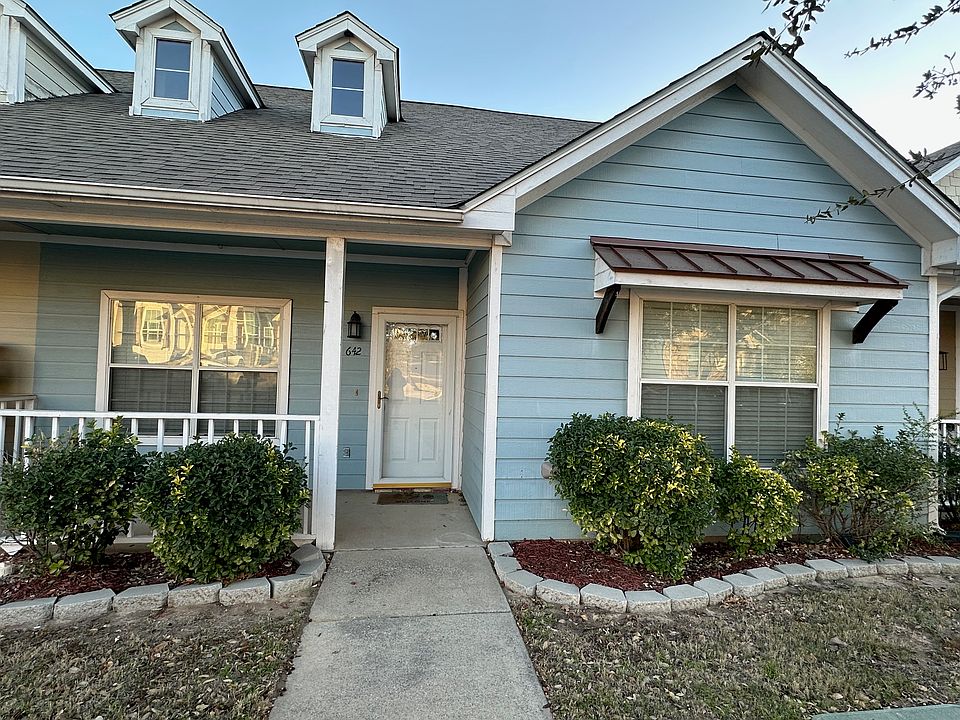 Super cute facade and front porch. Great, family-friendly neighborhood.