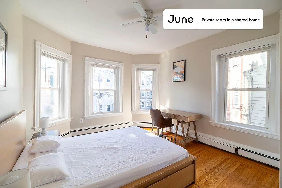 Queen bedroom in 4 bed/2 bath home in Allston #1757 A — Photo 1