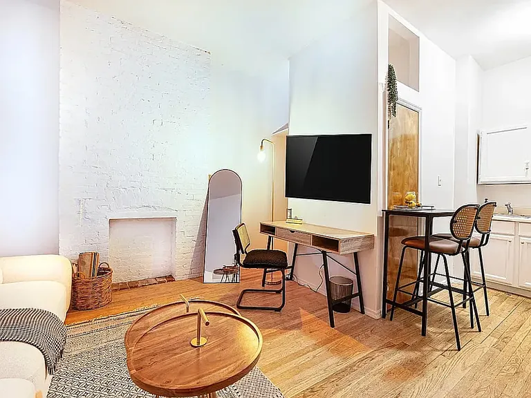 543 1/2 E 6th St #2A — Photo 3
