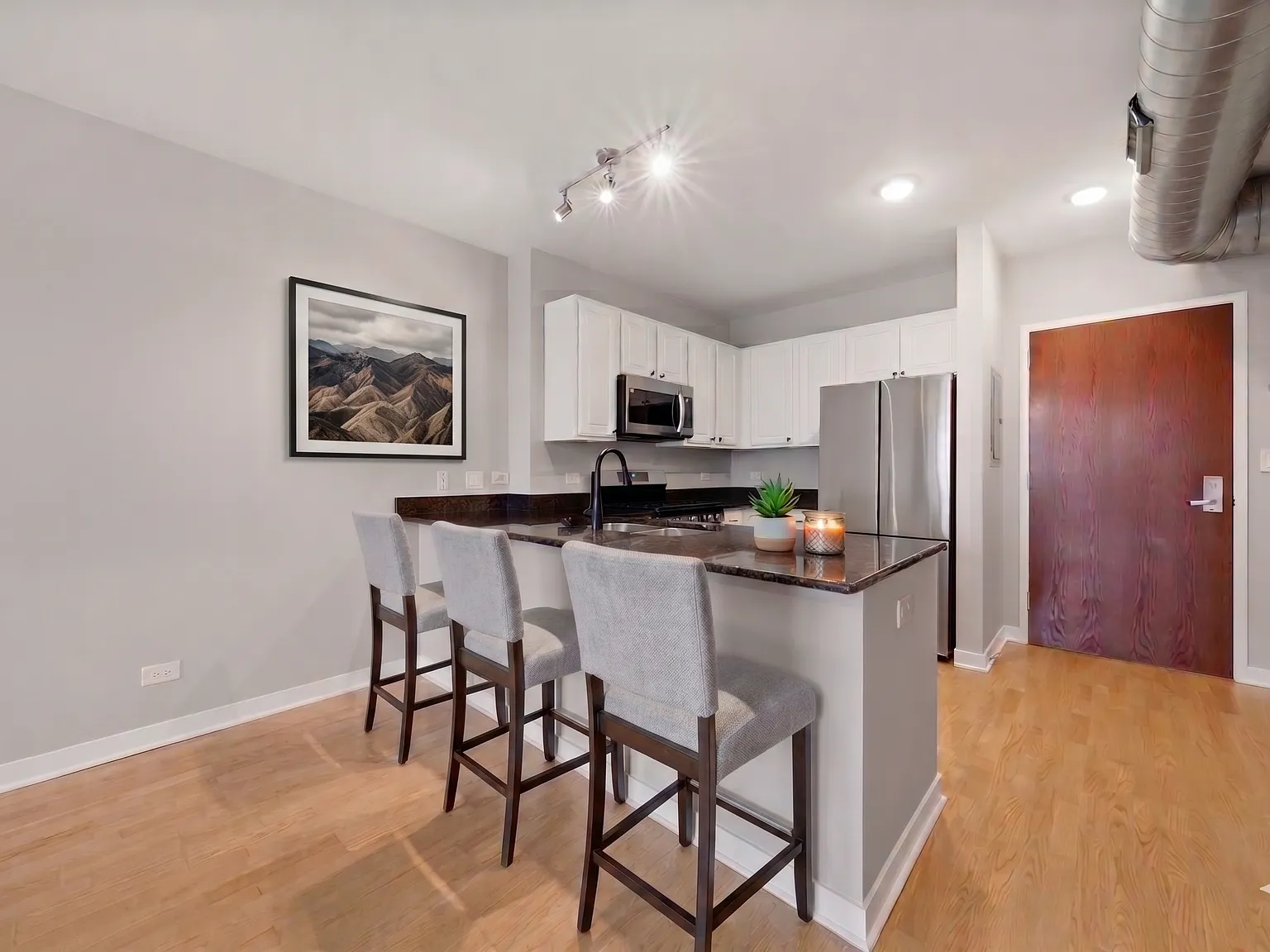 2 bed, 1085 sqft, $3,500 — Photo 2