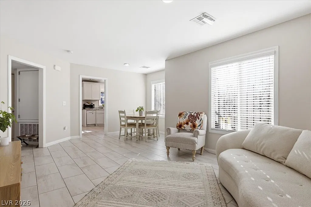 3 bed, 2.0 bath, 1247 sqft, $2,100 — Photo 4