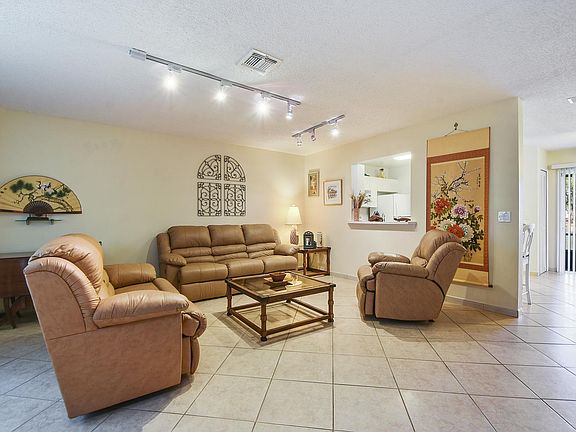 4th image of 905 Sykes Ct #102