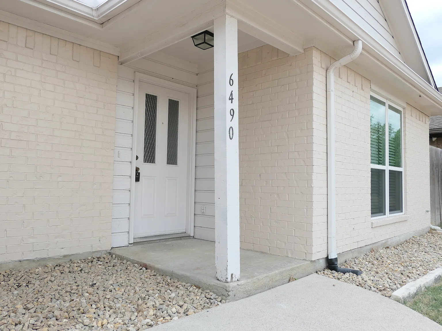 2 bed, 1090 sqft, $2,195 — Photo 2