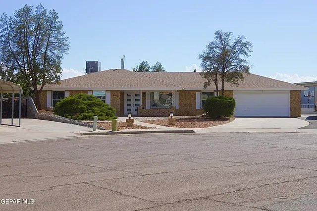 Building Photo - 10100 Woodway Dr