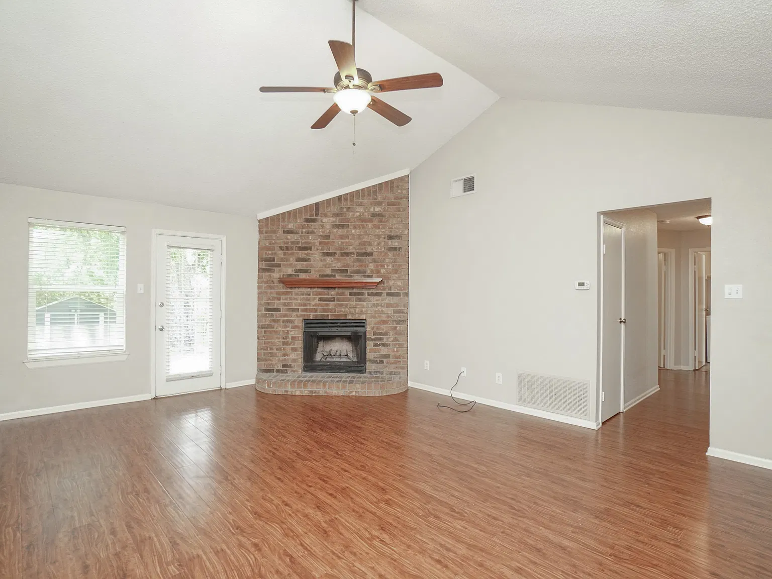 3 bed, 1388 sqft, $2,425 — Photo 2
