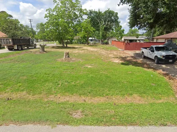 205 Earl St, Clute, TX 77531