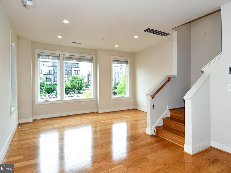 16301 Columbus Ave — Photo 6