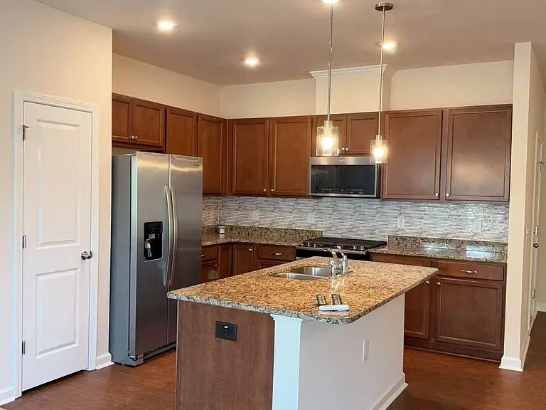 1020 Sycaten St — Photo 1