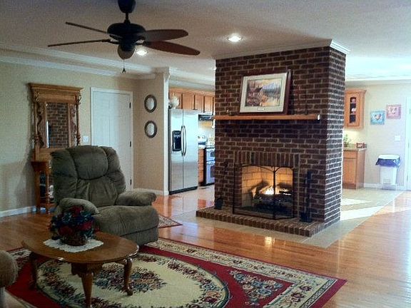 3rd image of 2148 Memorial Dr