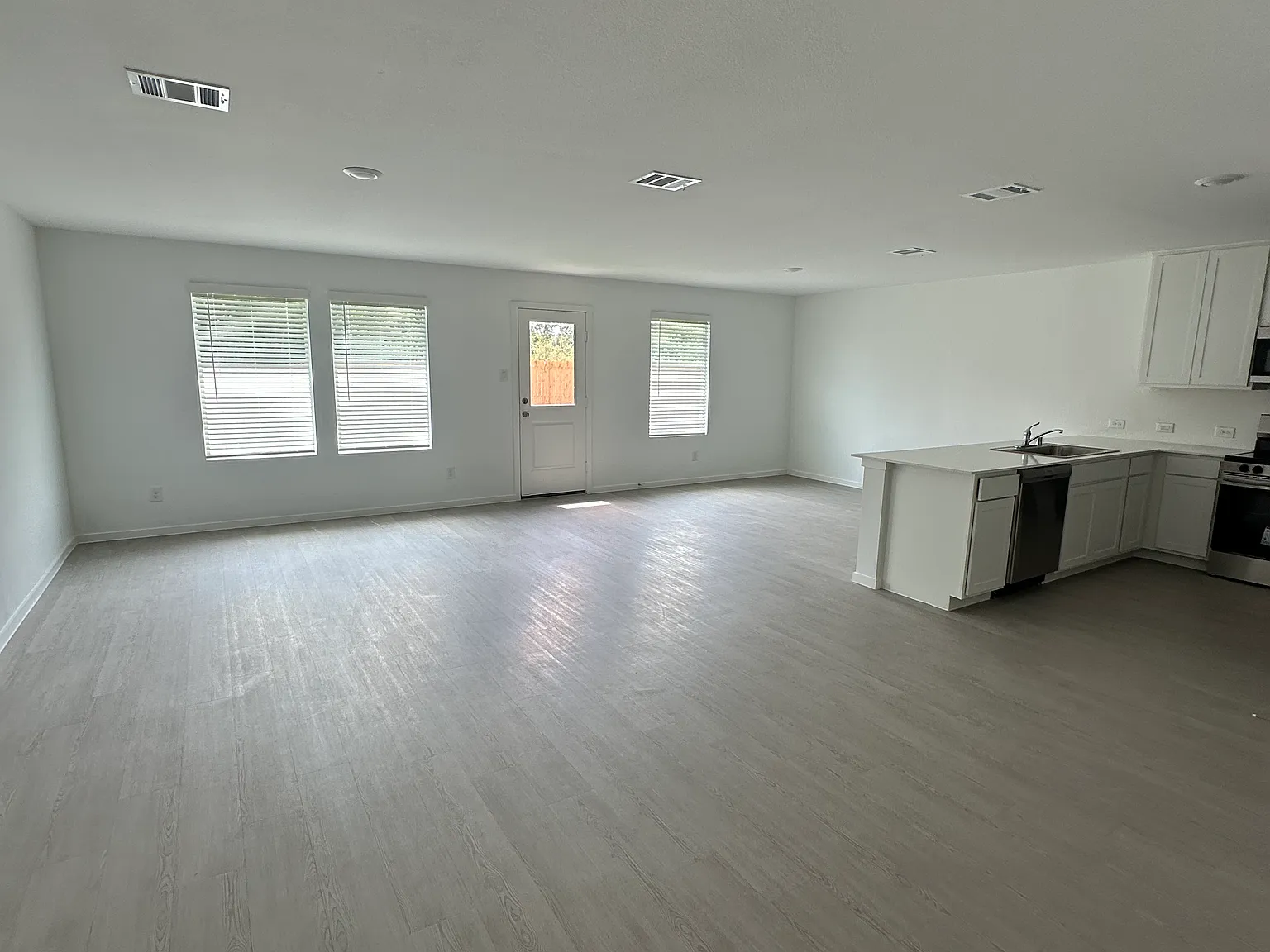 4 bed, 1867 sqft, $2,000 — Photo 3