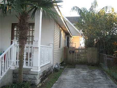 1st image of 3636 Derbigny St Stop 1/2