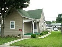 132 NW H St photo 1