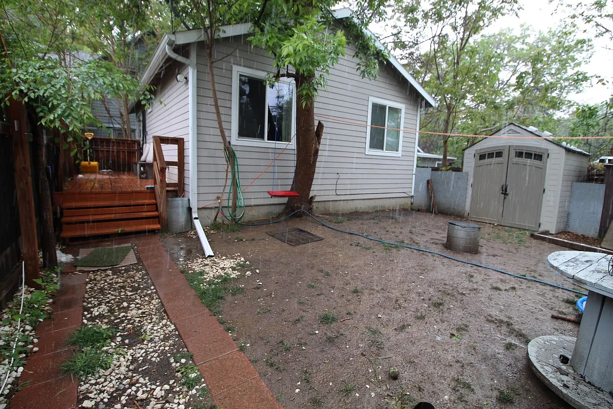 Building Photo - 705 E 6th St #1/2