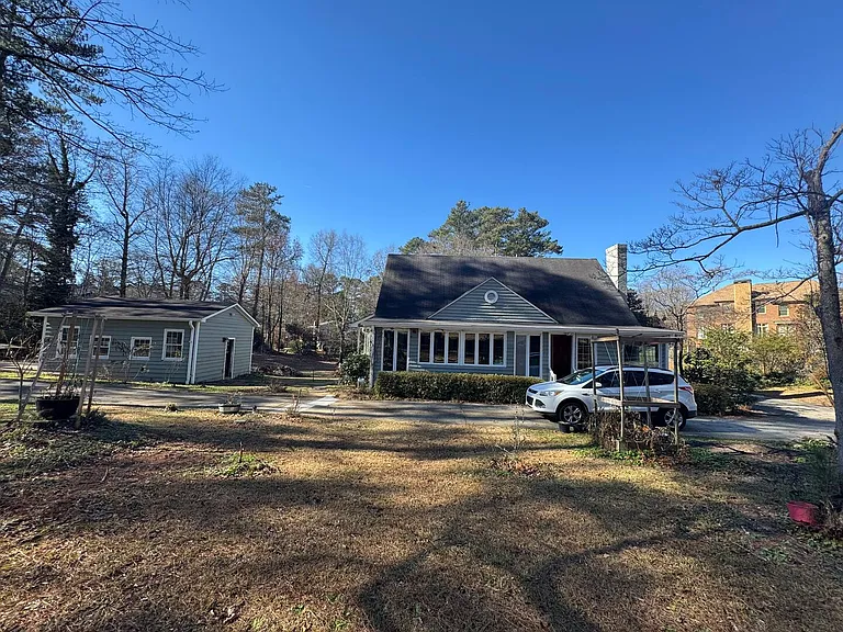 Very quiet large lot, a peaceful home, to relax and rest.