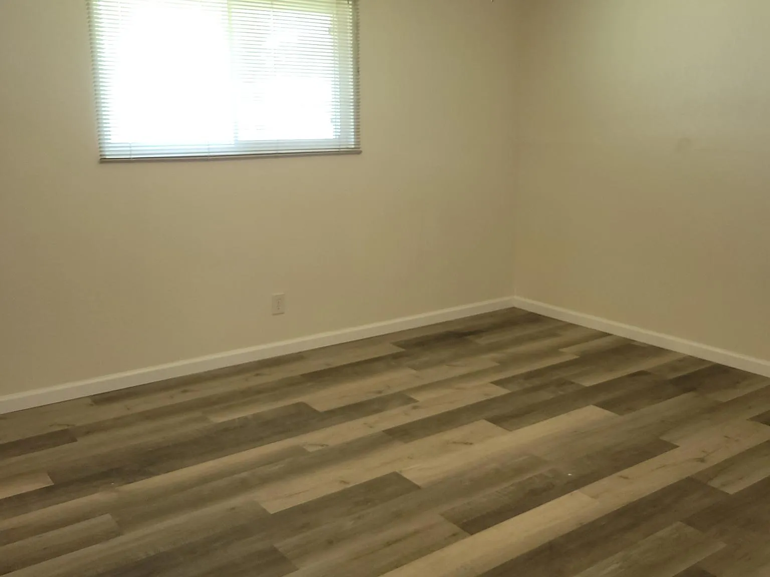 3 bed, 1.5 bath, 1190 sqft, $2,000 — Photo 3