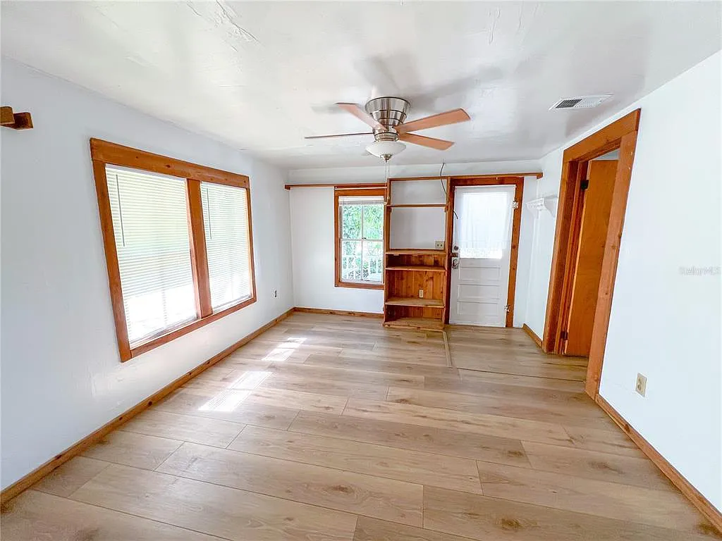 3 bed, 1.0 bath, 1032 sqft, $1,525 — Photo 2
