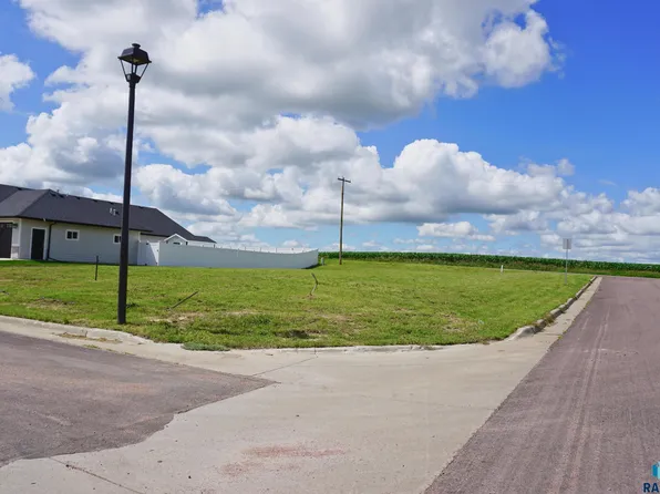 401 W 5th St, Crooks, SD 57020