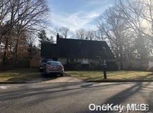 8 Hale Ln, Coram, NY 11727