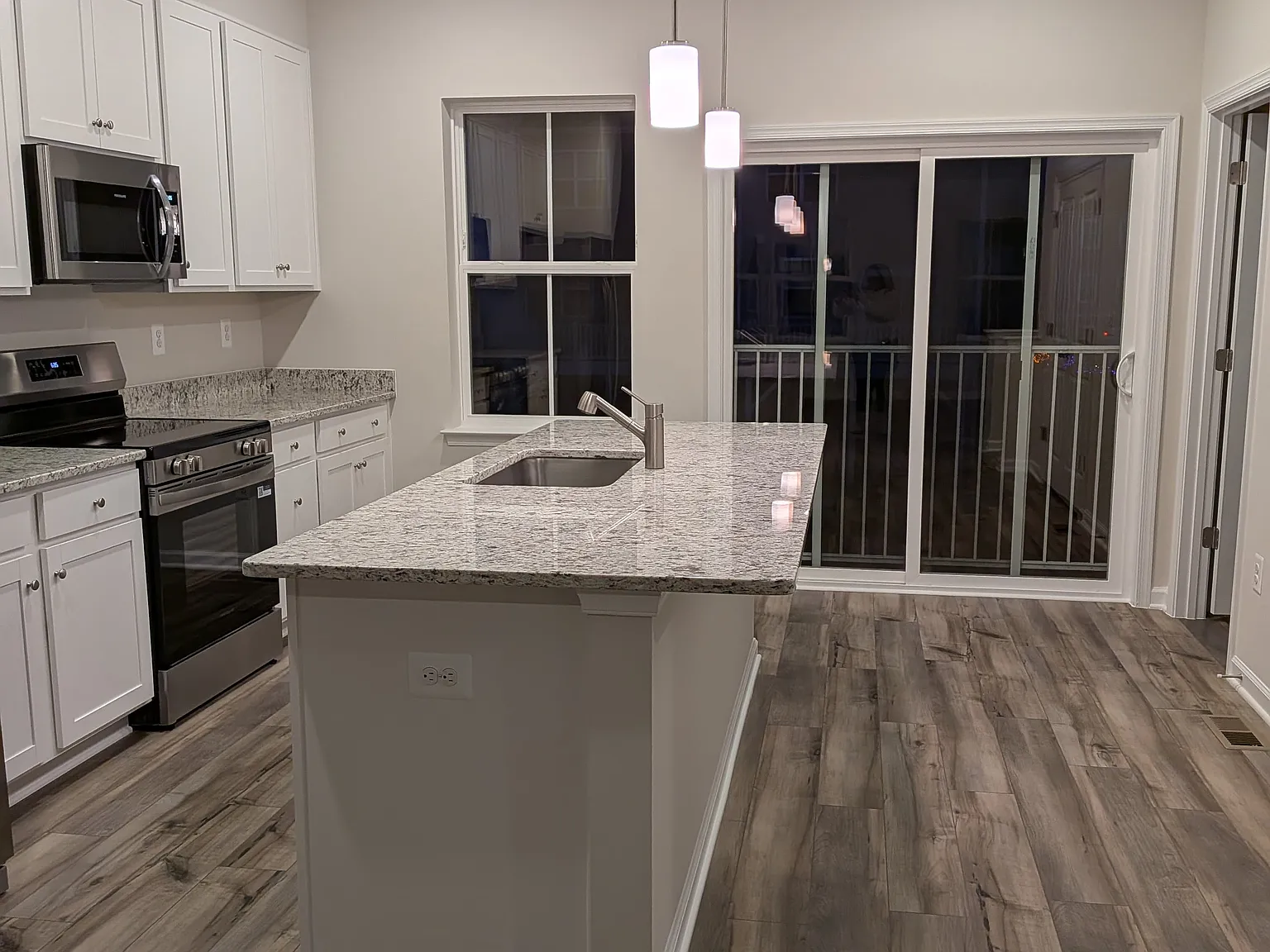 3 bed, 2.5 bath, 1650 sqft, $2,099 — Photo 3