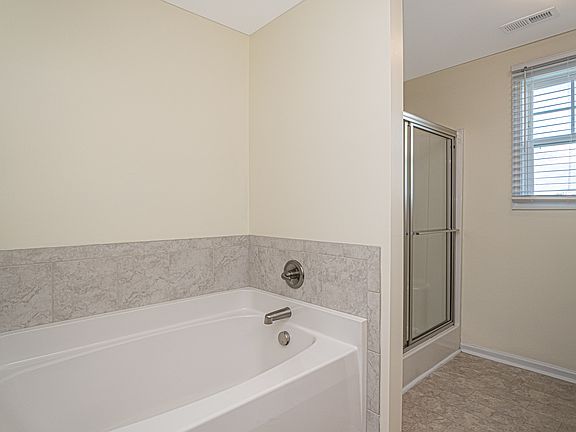 5th image of 221 Chatfield Dr