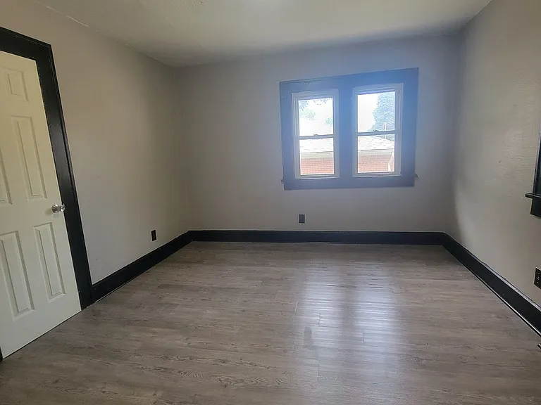 1123 Louise St — Photo 3