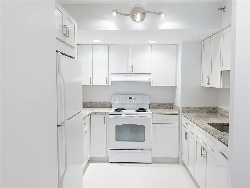 2 bed, 1.0 bath, 925 sqft, $3,400 — Photo 2