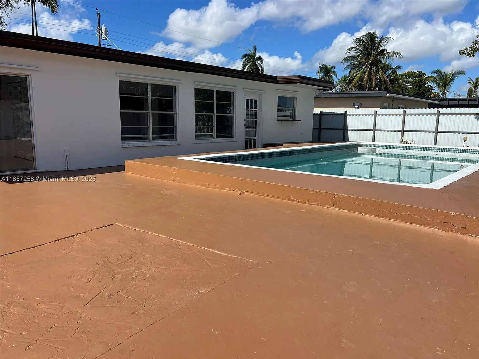 3 bed, 2008 sqft, $3,300 — Photo 2