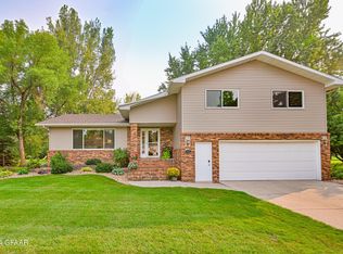 822 Hillcrest Ave, Grand Forks, ND 58201