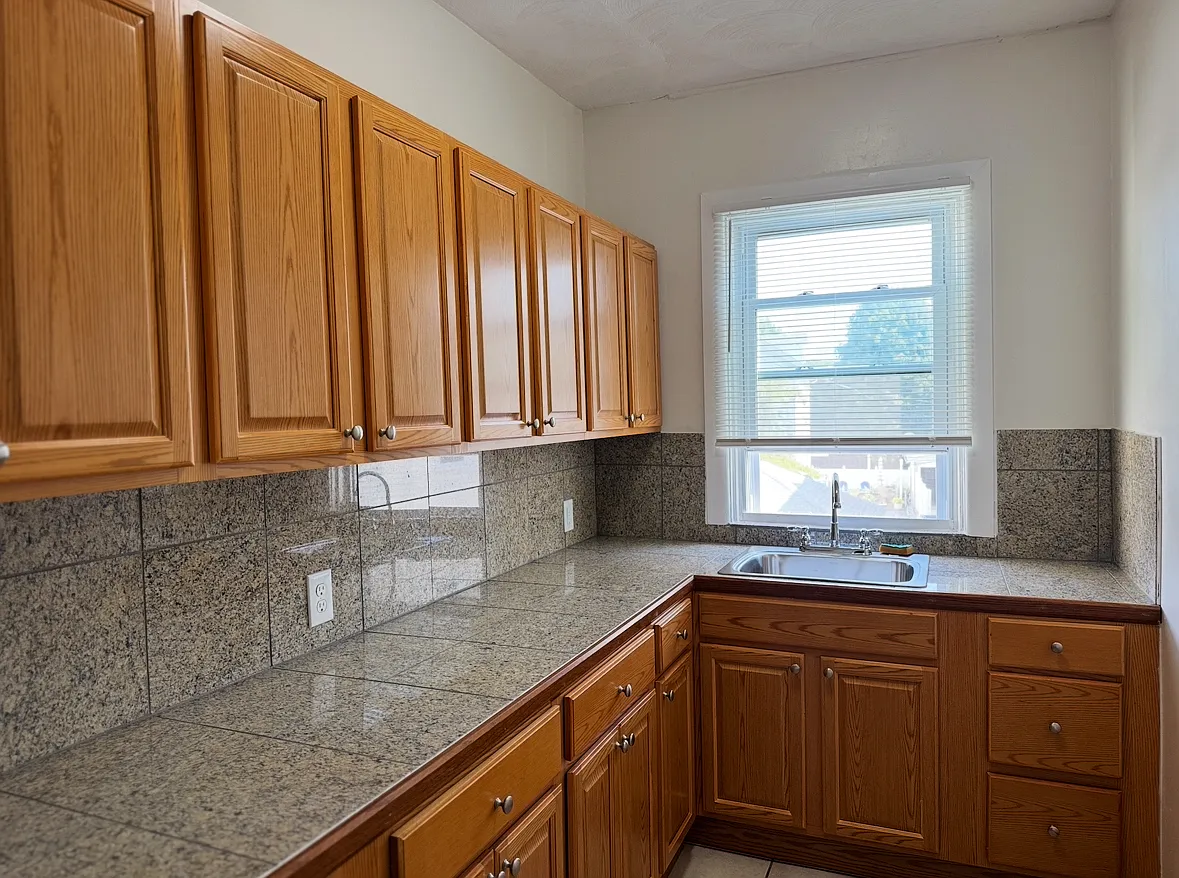 3 bed, 1200 sqft, $2,100 — Photo 4